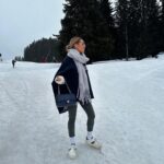 Hilona Gos Instagram – Au début tout aller bien.. les baskets sur la neige on est pas passé loin de ce faire une cheville 😂