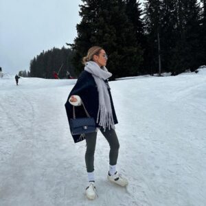 Hilona Gos Instagram - Au début tout aller bien.. les baskets sur la neige on est pas passé loin de ce faire une cheville 😂