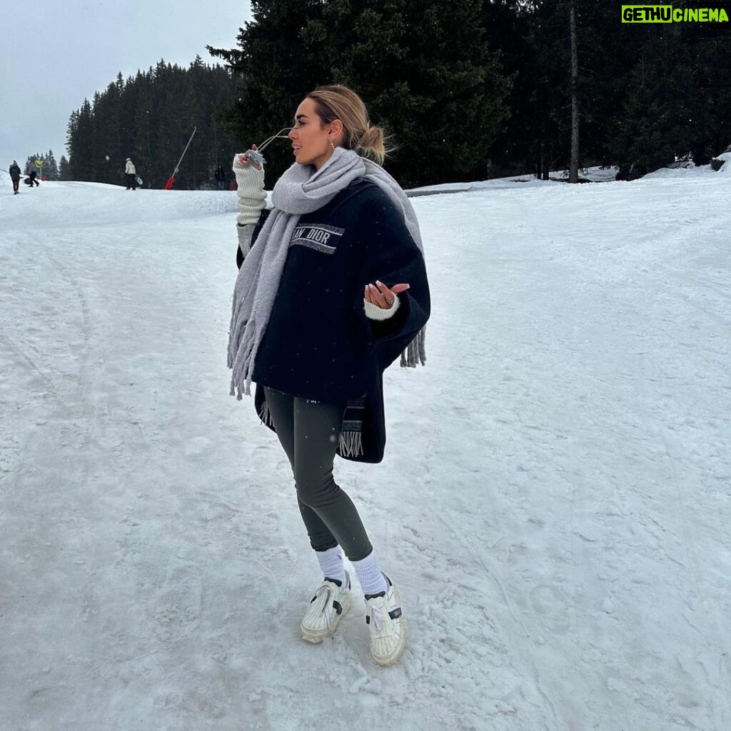 Hilona Gos Instagram - Au début tout aller bien.. les baskets sur la neige on est pas passé loin de ce faire une cheville 😂
