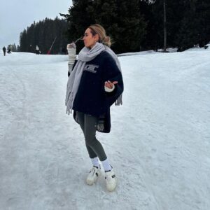 Hilona Gos Instagram - Au début tout aller bien.. les baskets sur la neige on est pas passé loin de ce faire une cheville 😂