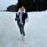 Hilona Gos Instagram – Au début tout aller bien.. les baskets sur la neige on est pas passé loin de ce faire une cheville 😂