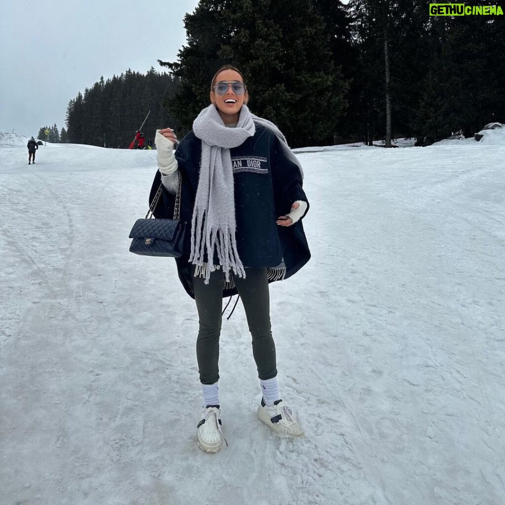 Hilona Gos Instagram - Au début tout aller bien.. les baskets sur la neige on est pas passé loin de ce faire une cheville 😂