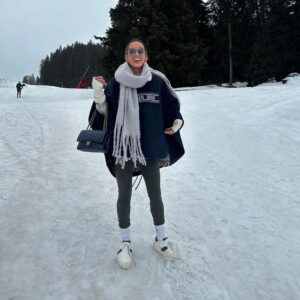 Hilona Gos Instagram - Au début tout aller bien.. les baskets sur la neige on est pas passé loin de ce faire une cheville 😂