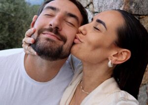 Hilona Gos Instagram - Il est enfin rentré mon @paulandre.a26 certes sous la pluie mais on est heureux de se retrouver parce qu’il m’avait manqué quand même 🤍🦋 10 jours c’est un peu long 😏