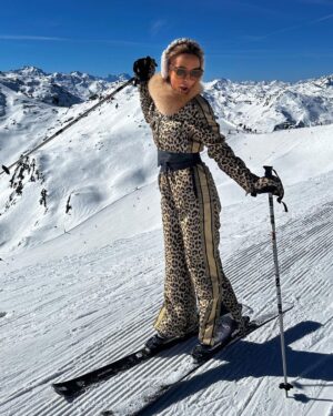Hilona Gos Instagram - Un peu d’air frais ❄️ @ecrinblanccourchevel