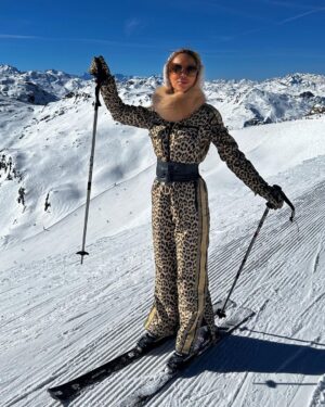 Hilona Gos Instagram - Un peu d’air frais ❄️ @ecrinblanccourchevel