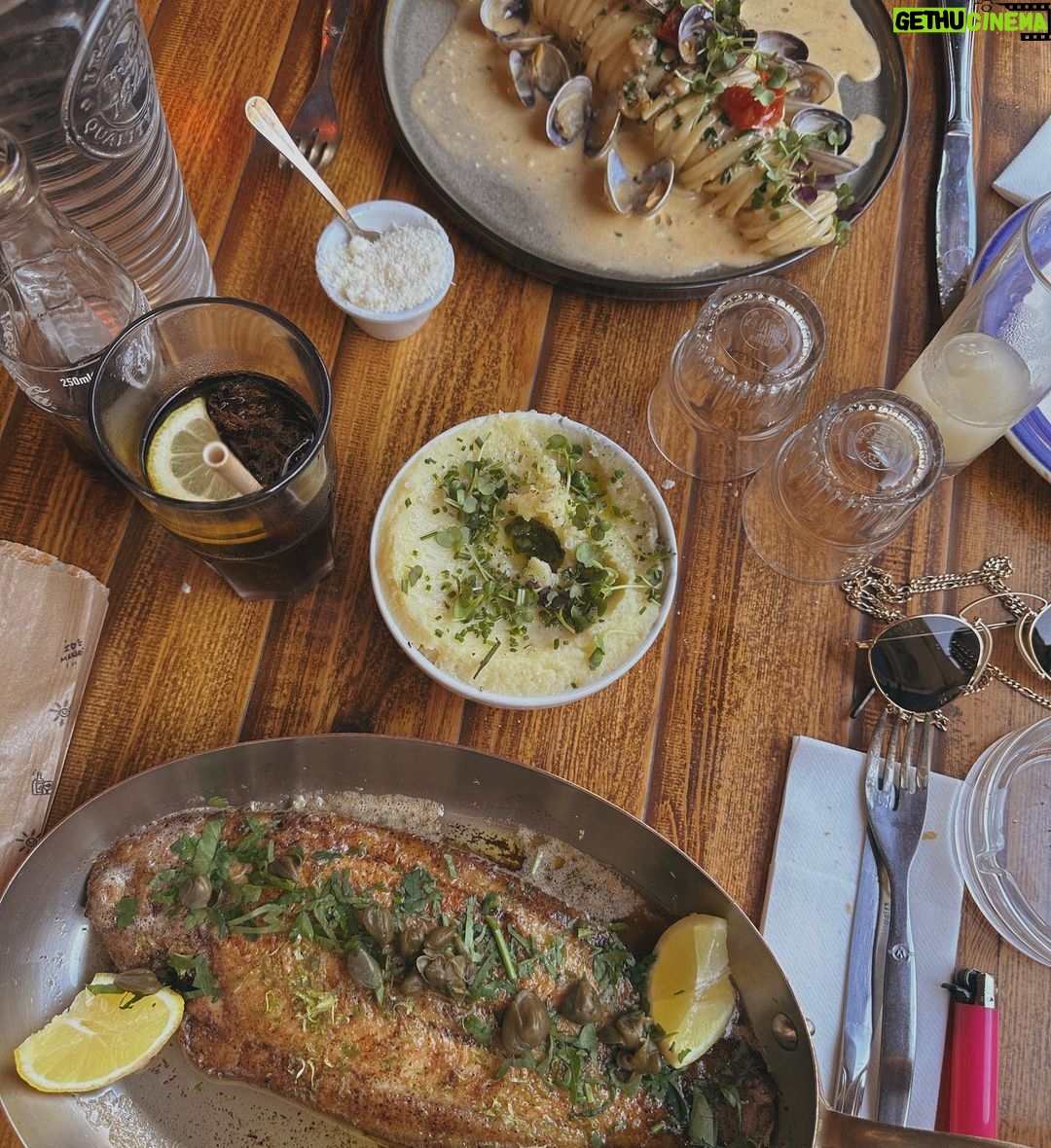 Hilona Gos Instagram - Pour qu’un séjour Marseillais soit parfait, il nous faut : Des super amis, un super chéri, un super temps, et surtout un super resto pour partager nos moments . C’était génial ! À refaire au plus vite ✨ La Table d’Augustine