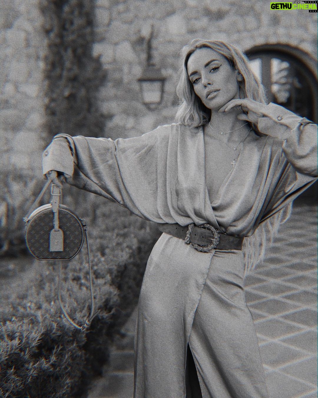 Hilona Gos Instagram - La robe van de kamp enfin disponible sur @sorella.ha 🫶 Hotel La Signoria