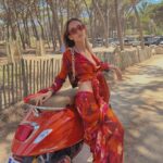 Hilona Gos Instagram - Je crois que la plage me manque déjà.. swipe jusqu’à la dernière photo pour voir exactement à quoi je ressemble à l’heure où je poste cette photo.. vraiment un mood différent 🤣🤣 qui est comme moi? Calvi, Haute-Corse