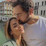 Hilona Gos Instagram - Il est temps pour moi de vous le présenter officiellement, celui qui partage ma vie aujourd’hui, la raison de mon sourire. J’ai voulu attendre d’être sûre avant de vous le montrer et aujourd’hui je sais, je sais que mon bonheur est dans ses bras. Encore merci @paulandre.a26 pour ce merveilleux voyage à Venise, pour tout les autres a venir et pour cette vie qui nous attend. A nous 🦋 Venice, Italy