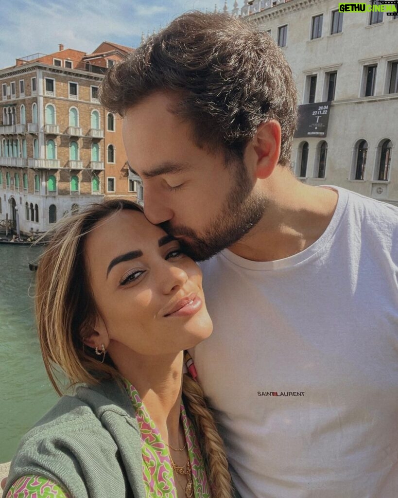 Hilona Gos Instagram - Il est temps pour moi de vous le présenter officiellement, celui qui partage ma vie aujourd’hui, la raison de mon sourire. J’ai voulu attendre d’être sûre avant de vous le montrer et aujourd’hui je sais, je sais que mon bonheur est dans ses bras. Encore merci @paulandre.a26 pour ce merveilleux voyage à Venise, pour tout les autres a venir et pour cette vie qui nous attend. A nous 🦋 Venice, Italy