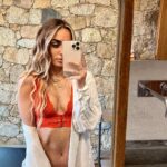 Hilona Gos Instagram - Trop contente de vous présenter ma nouvelle collaboration avec @undizfamily ! C’est une marque que j’aime beaucoup porter dans mon quotidien, que ce soit les sous vêtements, les pyjamas, les maillots de bain ! J’ai reçu leurs nouveaux sous vêtements et la qualité est incroyable. Surtout que je l’ai choisi en orange, la couleur de cet été ! Je vous laisse imaginer cet ensemble quand je serais bronzée 🧡 Vous pouvez bénéficier d’un code promo Hilona20 de -20% sur tout le site hors offre en cours du mardi 12/04 au 19/04 durant 7 jours #sponsorisé