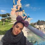 Hilona Gos Instagram – Disney, un de mes endroits préférés encore quelque jour incroyable c’était magique et féerique! Trop hâte d’y retourner (oui je crois que je vais y passer pas mal de temps j’en suis trop fan ) et vous vous avez eu la chance de pouvoir y aller? Moi j’ai dû attendre 26 ans… mais ça valait le coup! Disneyland Paris