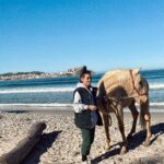 Hilona Gos Instagram – Merlin est enfin arrivé en corse! Il découvre la nature sauvage, et je crois que ça lui plait. Il a vue la mer pour la première fois et il a été super courageux Je suis remplis de joie qu’il sois près de moi et notre complicité et notre amour ne fait que grandir! 2022 commence très bien. Et vous? Votre début d’année? 💖🤍 Calvi, Haute-Corse