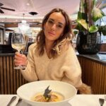 Hilona Gos Instagram – Virée lyonnaise avec @pamela_zahia 🤍 Brasserie L’Est, Bocuse