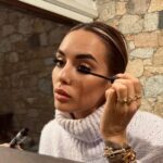 Hilona Gos Instagram - Trop contente de vous faire découvrir ALL TIGERS : cette marque de makeup imaginée par un père pour sa fille, pour qu’elle ait accès à un maquillage stylé ET naturel 💖🤍. Les couleurs sont intenses et longue tenue, les compositions naturelles & vegan 🌈💖. Et ils reversent 1% des ventes à la protection des tigres en Inde ! Avec @alltigers_organics nous vous faisons gagner un bon d’achat de 150€ ✨ à dépenser sur leur eshop + leur nouveau mascara Extra-Volume (celui que je porte dans la photo : volume top, facile à appliquer et il contient de l’huile de ricin pour la pousse des cils). Pour participer c’est simple : 1) Suivre le compte @alltigers_organics 2) Suivre mon compte @hilonagos_off 3) Indiquez en commentaire le produit ALL TIGERS que vous choisiriez en priorité 4) Invitez 2 amies à participer Pour avoir plus de chance de gagner : partagez ce post en story ! #alltigers #wearealltigers #makeupnaturel Calvi, Haute-Corse