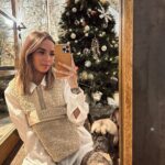 Hilona Gos Instagram - Il faudrait que je songe à enlever mon sapin mais j’ai pas envie… 🙄 vous l’avez enlevé vous? Calvi, Haute-Corse