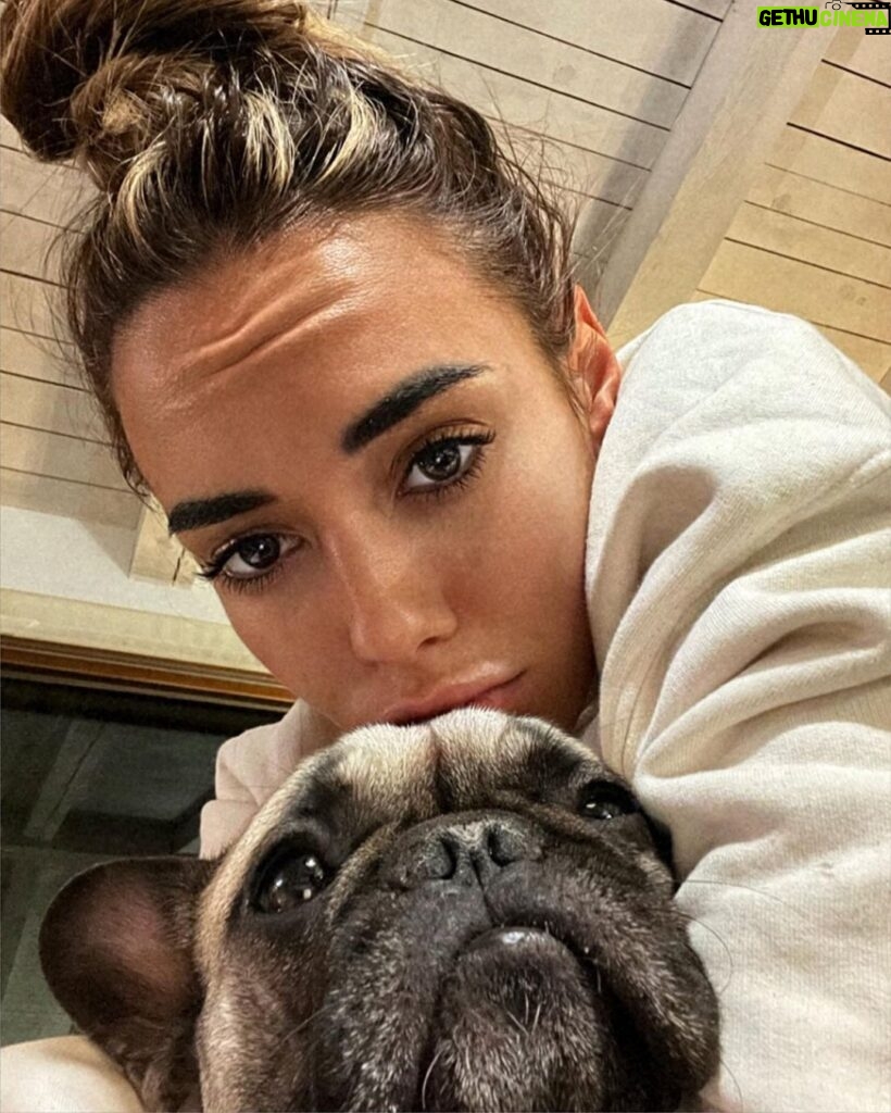Hilona Gos Instagram - Plus je connais les hommes plus j’aime les chiens