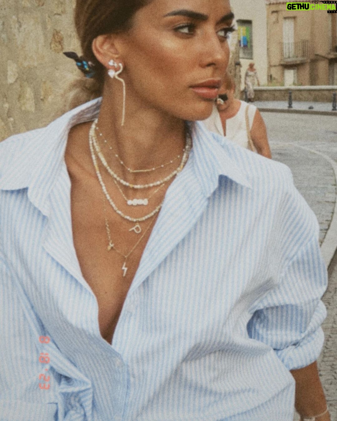 Hilona Gos Instagram - Une bonne nouvelle pour continuer ce mois d’août: @aparanjan_paris et moi vous offrons -20% sur toutes la collection en cours (hors articles remisés) avec le code HG20 et également la livraison offerte dès 50€ d’achats avec le code FREE 🦋 La réf de mes bijoux ici: Boucles : COBRA RIVIERA / PIERCING HULA / MARTINEZ / MIRAMAR / ELINA / HILTON Colliers : XIOR / NAIROBI / PRECIOSA / ATLAS / FLASH ZIRCON #collaborationcommercialerémunérée #aparanjanparis 💙🌀