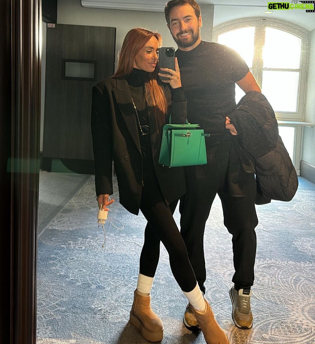 Hilona Gos Instagram - Pour qu’un séjour Marseillais soit parfait, il nous faut : Des super amis, un super chéri, un super temps, et surtout un super resto pour partager nos moments . C’était génial ! À refaire au plus vite ✨ La Table d’Augustine