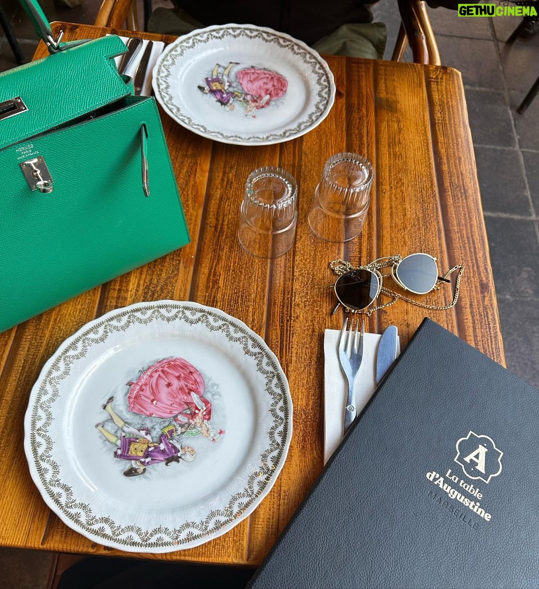 Hilona Gos Instagram - Pour qu’un séjour Marseillais soit parfait, il nous faut : Des super amis, un super chéri, un super temps, et surtout un super resto pour partager nos moments . C’était génial ! À refaire au plus vite ✨ La Table d’Augustine