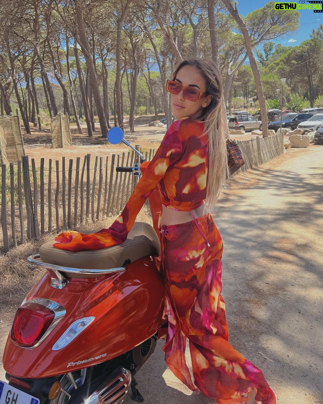 Hilona Gos Instagram - Je crois que la plage me manque déjà.. swipe jusqu’à la dernière photo pour voir exactement à quoi je ressemble à l’heure où je poste cette photo.. vraiment un mood différent 🤣🤣 qui est comme moi? Calvi, Haute-Corse