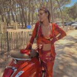 Hilona Gos Instagram - Je crois que la plage me manque déjà.. swipe jusqu’à la dernière photo pour voir exactement à quoi je ressemble à l’heure où je poste cette photo.. vraiment un mood différent 🤣🤣 qui est comme moi? Calvi, Haute-Corse