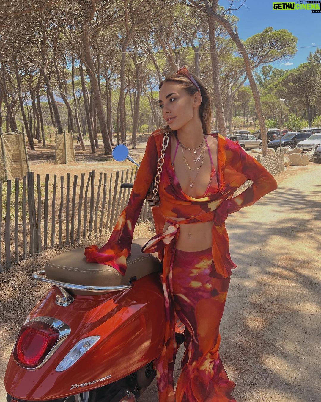 Hilona Gos Instagram - Je crois que la plage me manque déjà.. swipe jusqu’à la dernière photo pour voir exactement à quoi je ressemble à l’heure où je poste cette photo.. vraiment un mood différent 🤣🤣 qui est comme moi? Calvi, Haute-Corse