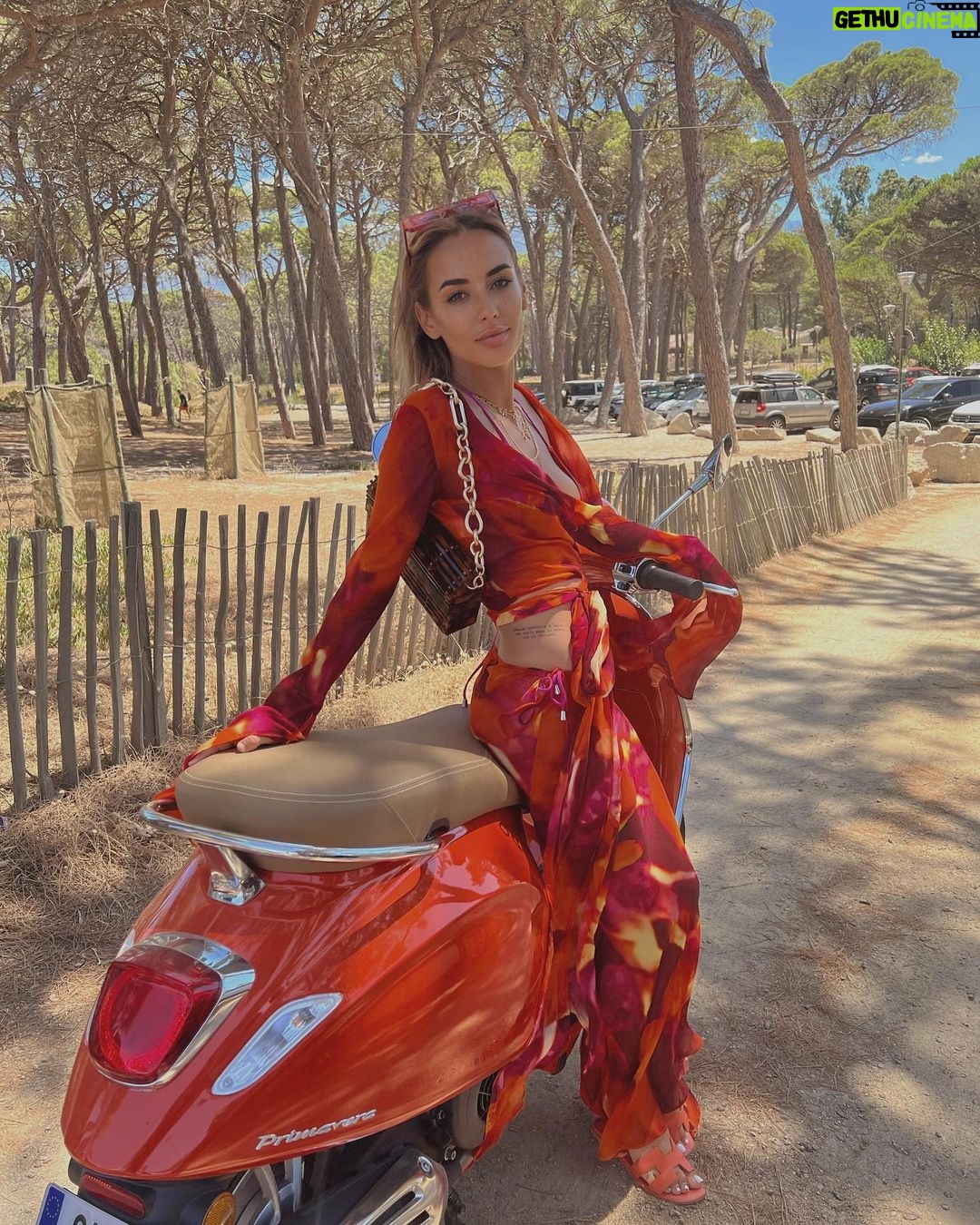 Hilona Gos Instagram - Je crois que la plage me manque déjà.. swipe jusqu’à la dernière photo pour voir exactement à quoi je ressemble à l’heure où je poste cette photo.. vraiment un mood différent 🤣🤣 qui est comme moi? Calvi, Haute-Corse