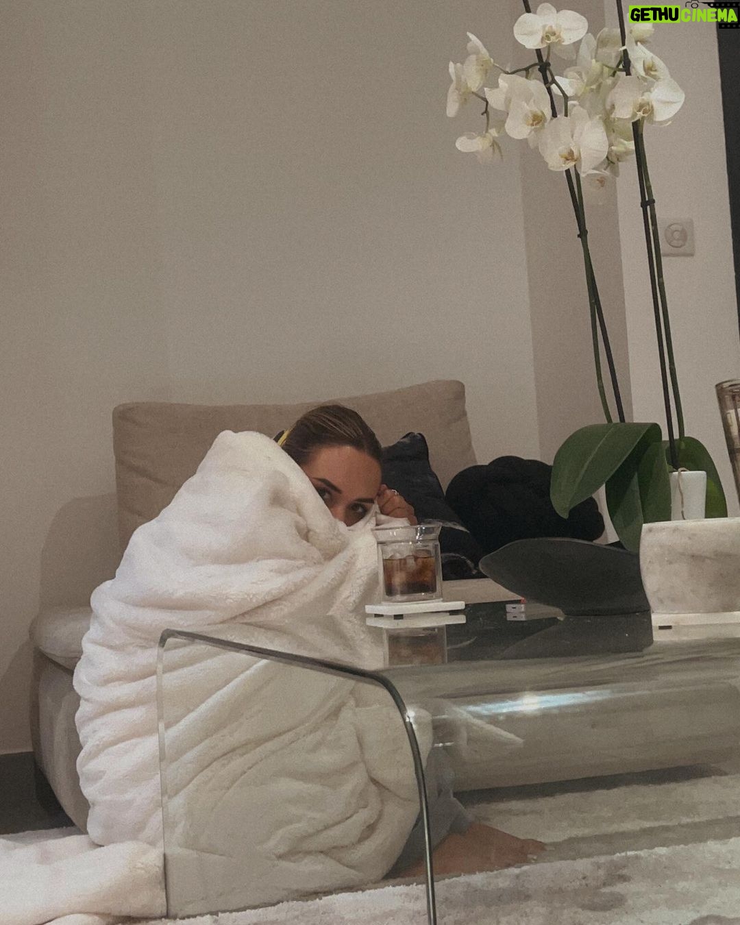 Hilona Gos Instagram - Je crois que la plage me manque déjà.. swipe jusqu’à la dernière photo pour voir exactement à quoi je ressemble à l’heure où je poste cette photo.. vraiment un mood différent 🤣🤣 qui est comme moi? Calvi, Haute-Corse