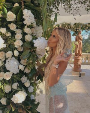 Hilona Gos Instagram - L’amour, toujours! 🧚‍♂️
@lauralempika merci de m’avoir fais confiance pour être témoin de votre amour  je t’aime ma sœur ! 
Longue vie au mariés 🫶🥂
Petite mention spéciale pour ma robe je vous assure elle ne rend pas pareils en photo/vidéo qu’en réel elle était sublime et le principal c’est qu’elle est plu à ma Laura et à moi (j’ai sur sur kiffe ahah)