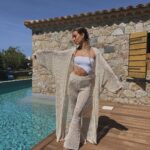 Hilona Gos Instagram - Pour cette dernière pièce de notre collection nous avons choisi | du crochet | C’est une matière toujours aussi tendance et elle se porte aussi bien pour la plage, qu’à la piscine, qu’aux soirees d’étés. Étant donné que j’en porte très souvent nous avons voulu la mettre à l’honneur 🤍 Notre pantalon et veste en crochet sont enfin disponible sur le site sorella.shop (lien dispo dans ma bio) et à l’occasion de la sortie de cette toute dernière pièces de la collection je vous offre un code promo de -15% sur tout @sorella.ha CODE: SUMMER Profitez en les quantités sont très limitées 🤍 Calvi, Haute-Corse