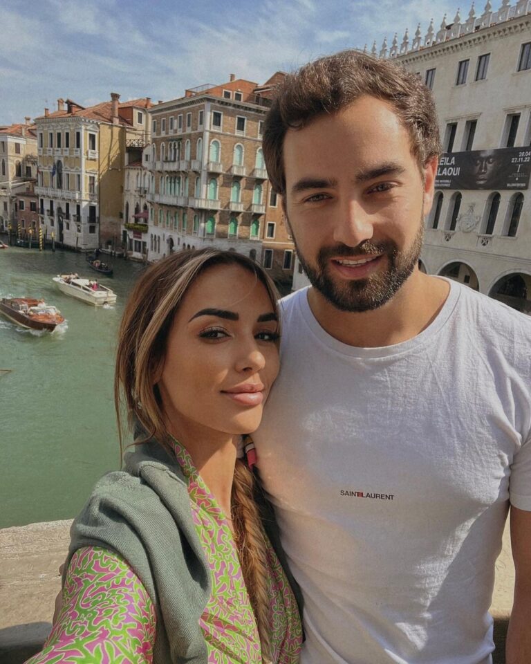 Hilona Gos Instagram - Il est temps pour moi de vous le présenter officiellement, celui qui partage ma vie aujourd’hui, la raison de mon sourire. J’ai voulu attendre d’être sûre avant de vous le montrer et aujourd’hui je sais, je sais que mon bonheur est dans ses bras. Encore merci @paulandre.a26 pour ce merveilleux voyage à Venise, pour tout les autres a venir et pour cette vie qui nous attend. A nous 🦋 Venice, Italy