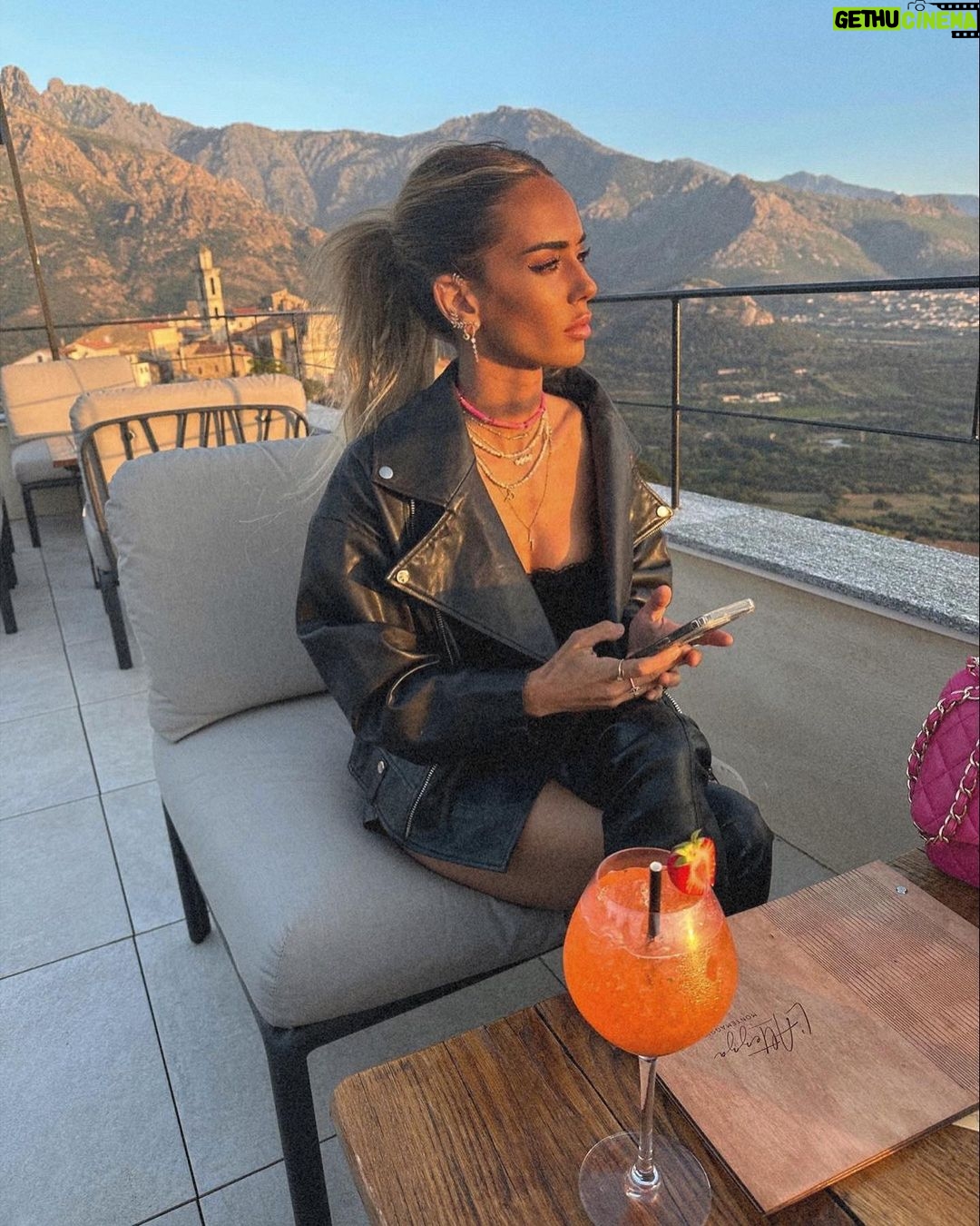 Hilona Gos Instagram - Ma vidéo sur une partie des restaurants à faire à Calvi est sortie sur ma chaîne YouTube Hiloshow (lien dans ma bio) ❤️🔥