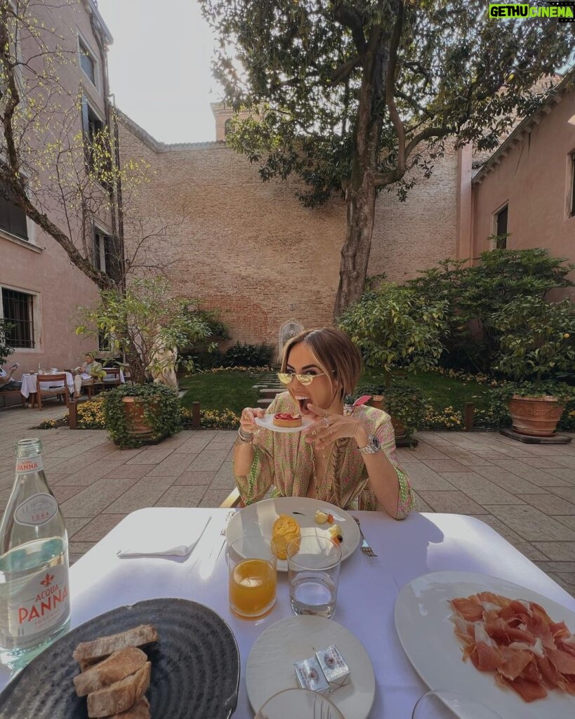 Hilona Gos Instagram - Mon premier jour à Venise.. Symboliquement c’est la ville de l’amour. C’était un de mes rêves parce que je suis une grande romantique, parce que j’aime l’amour et tout ce que ça représente! Je pensais en prendre plein la vue, mais pas à ce point.. ça restera un voyage inoubliable et graver dans ma mémoire pour toujours 🤍💚 Venice, Italy
