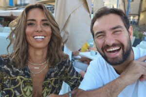 Hilona Gos Instagram - Quand je demande à @paulandre.a26 de nous prendre en photo pour vous montrer ma nouvelle coupe ça donne ça.. 🤣🤣 merci à @laurasecondi @vogue.calvi pour cette coupe 💇‍♀️ 🫶