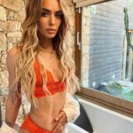 Hilona Gos Instagram – Trop contente de vous présenter ma nouvelle collaboration avec @undizfamily ! C’est une marque que j’aime beaucoup porter dans mon quotidien, que ce soit les sous vêtements, les pyjamas, les maillots de bain ! J’ai reçu leurs nouveaux sous vêtements et la qualité est incroyable. Surtout que je l’ai choisi en orange, la couleur de cet été ! Je vous laisse imaginer cet ensemble quand je serais bronzée 🧡 Vous pouvez bénéficier d’un code promo Hilona20 de -20% sur tout le site hors offre en cours du mardi 12/04 au 19/04 durant 7 jours
#sponsorisé