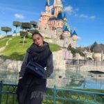 Hilona Gos Instagram – Disney, un de mes endroits préférés encore quelque jour incroyable c’était magique et féerique! Trop hâte d’y retourner (oui je crois que je vais y passer pas mal de temps j’en suis trop fan ) et vous vous avez eu la chance de pouvoir y aller? Moi j’ai dû attendre 26 ans… mais ça valait le coup! Disneyland Paris