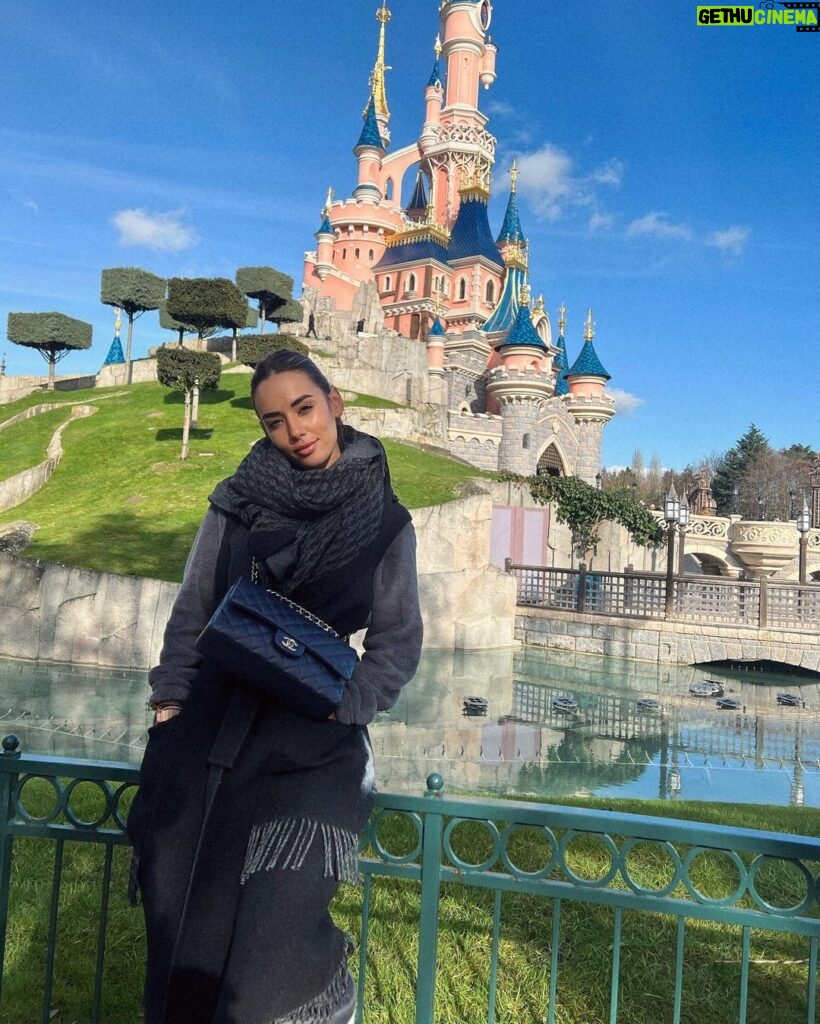 Hilona Gos Instagram - Disney, un de mes endroits préférés encore quelque jour incroyable c’était magique et féerique! Trop hâte d’y retourner (oui je crois que je vais y passer pas mal de temps j’en suis trop fan ) et vous vous avez eu la chance de pouvoir y aller? Moi j’ai dû attendre 26 ans... mais ça valait le coup! Disneyland Paris