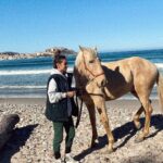 Hilona Gos Instagram – Merlin est enfin arrivé en corse! Il découvre la nature sauvage, et je crois que ça lui plait. Il a vue la mer pour la première fois et il a été super courageux Je suis remplis de joie qu’il sois près de moi et notre complicité et notre amour ne fait que grandir! 2022 commence très bien. Et vous? Votre début d’année? 💖🤍 Calvi, Haute-Corse