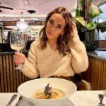 Hilona Gos Instagram – Virée lyonnaise avec @pamela_zahia 🤍 Brasserie L’Est, Bocuse