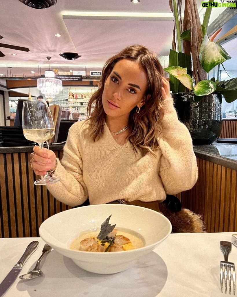 Hilona Gos Instagram - Virée lyonnaise avec @pamela_zahia 🤍 Brasserie L’Est, Bocuse