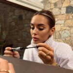 Hilona Gos Instagram - Trop contente de vous faire découvrir ALL TIGERS : cette marque de makeup imaginée par un père pour sa fille, pour qu’elle ait accès à un maquillage stylé ET naturel 💖🤍. Les couleurs sont intenses et longue tenue, les compositions naturelles & vegan 🌈💖. Et ils reversent 1% des ventes à la protection des tigres en Inde ! Avec @alltigers_organics nous vous faisons gagner un bon d’achat de 150€ ✨ à dépenser sur leur eshop + leur nouveau mascara Extra-Volume (celui que je porte dans la photo : volume top, facile à appliquer et il contient de l’huile de ricin pour la pousse des cils). Pour participer c’est simple : 1) Suivre le compte @alltigers_organics 2) Suivre mon compte @hilonagos_off 3) Indiquez en commentaire le produit ALL TIGERS que vous choisiriez en priorité 4) Invitez 2 amies à participer Pour avoir plus de chance de gagner : partagez ce post en story ! #alltigers #wearealltigers #makeupnaturel Calvi, Haute-Corse