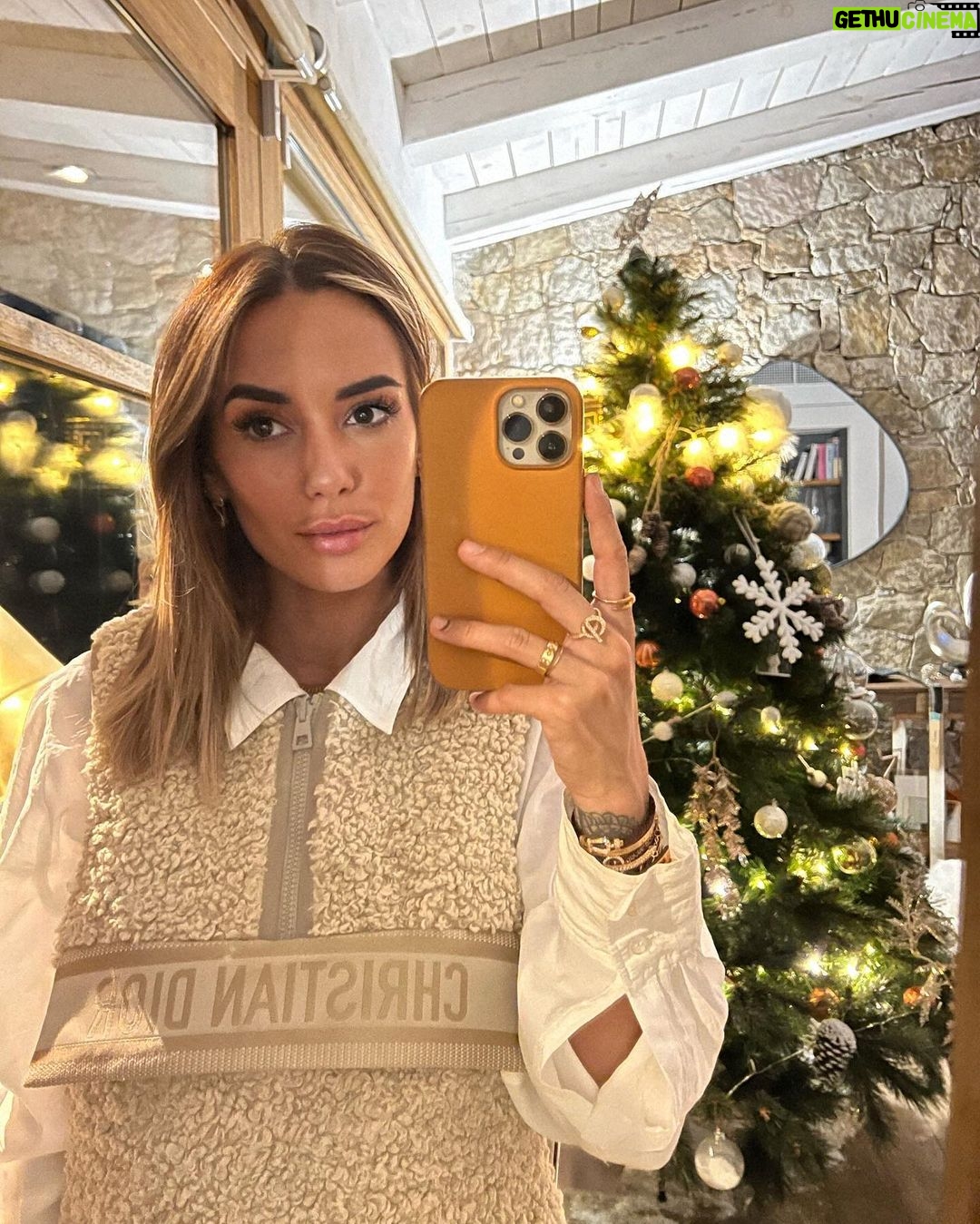 Hilona Gos Instagram - Il faudrait que je songe à enlever mon sapin mais j’ai pas envie… 🙄 vous l’avez enlevé vous? Calvi, Haute-Corse
