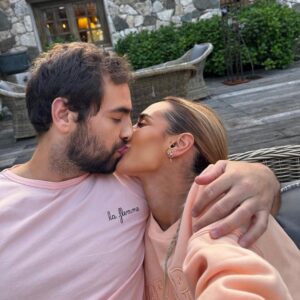 Hilona Gos Instagram - À toi, mon âme sœur, je te pardonne et je sais que tu me pardonnes aussi. À nous et notre amour éternel. Nous recommençons à zéro et une vie magnifique à deux nous attend. Dans la vie, peu importe ce qui cause votre séparation, la seule chose qui compte c'est de savoir si vous êtes capables de pardonner et si la personne en face le mérite. Je pensais en être incapable, je pensais que jamais nous ne nous retrouverions et pourtant, le temps a fait que j'ai réalisé que sans lui, la vie n'a pas le même goût et je ne veux plus jamais avoir à vivre une seconde sans ses bras. Merci de garder vos avis malveillants et commentaires désobligeants pour vous. Chacun a le droit à l'erreur, et si moi je décide de pardonner, j'espère que vous aussi vous comprendrez mon choix... À toi, mon amour, je t'aime indéfiniment ♥️
