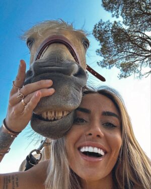 Hilona Gos Instagram - Finalement, vous aviez raison on a les mêmes dents 🤣😏