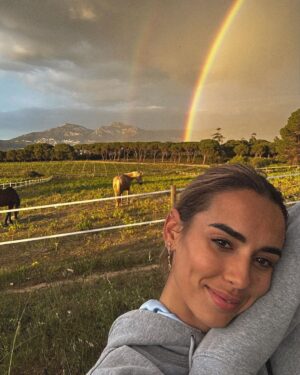 Hilona Gos Instagram - Photo totalement improvisée sûrement pas Instagramable mais je m’en fou trop de joie en voyant apparaître cette arc en ciel 🌈 dans mon jardin avec merlin mon cheval en premier plan, mes chiens à mes côtés, je crois que c’est ce genre de moment qui me fait me dire que finalement tout ira pour le mieux ♥️🥹