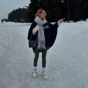 Hilona Gos Instagram - Au début tout aller bien.. les baskets sur la neige on est pas passé loin de ce faire une cheville 😂