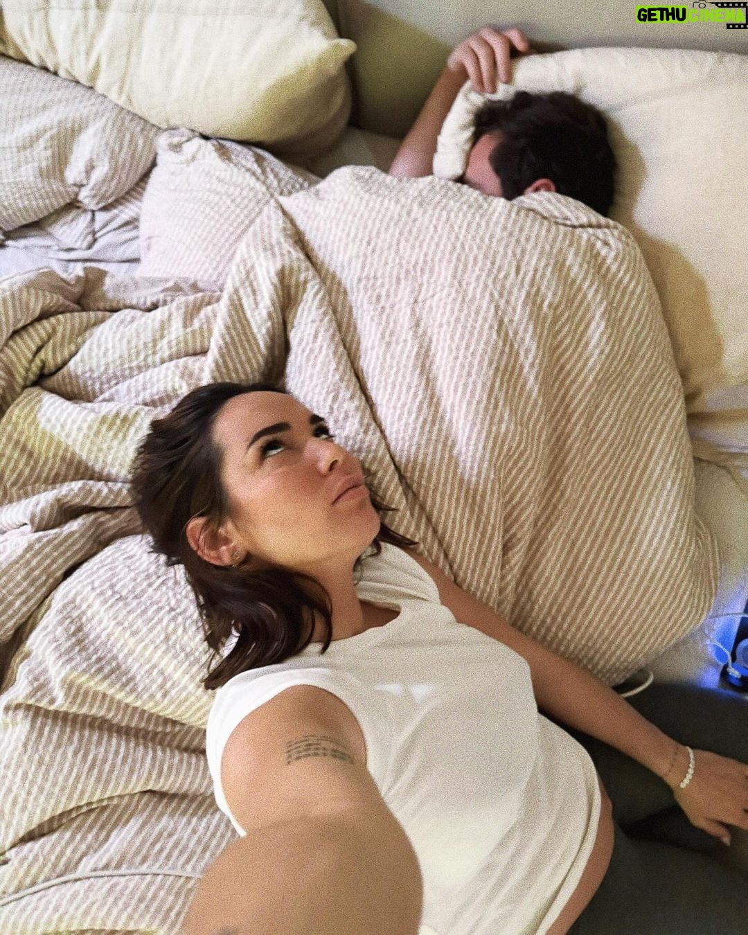 Hilona Gos Instagram - Unposted du mois 1- Romy et sa maman dans le lit, 90% de mon temps actuellement 2- Paulo qui essaie de me détendre avec sa passion jazz 3- Asperges corses qui ont fini en brouillade 💚 4- Il en marre de moi, j’aime trop l’embêter quand il dort parce que je m’ennuie 5- « Face à la mer » t’as la ref ? 😂 6- toujours Romy la ronfleuse et sa maman, qui du coup ne dort pas 7- Ma passion de femme enceinte : manger des babybel 8- Quel bonheur davoir mon Merlin dans mon jardin 9- Encore moi qui mange, j’aime trop maaanger Si j’avais du choisir une vie, c’est exactement celle là que j’aurais choisie. Je vous aime ma famille @paulandre.a26 merci pour le paradis 🥹❤️