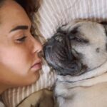 Hilona Gos Instagram – Unposted du mois
1- Romy et sa maman dans le lit, 90% de mon temps actuellement
2- Paulo qui essaie de me détendre avec sa passion jazz
3- Asperges corses qui ont fini en brouillade 💚
4- Il en marre de moi, j’aime trop l’embêter quand il dort parce que je m’ennuie
5- « Face à la mer » t’as la ref ? 😂
6- toujours Romy la ronfleuse et sa maman, qui du coup ne dort pas
7- Ma passion de femme enceinte : manger des babybel
8- Quel bonheur davoir mon Merlin dans mon jardin
9- Encore moi qui mange, j’aime trop maaanger
Si j’avais du choisir une vie, c’est exactement celle là que j’aurais choisie. Je vous aime ma famille @paulandre.a26 merci pour le paradis 🥹❤️
